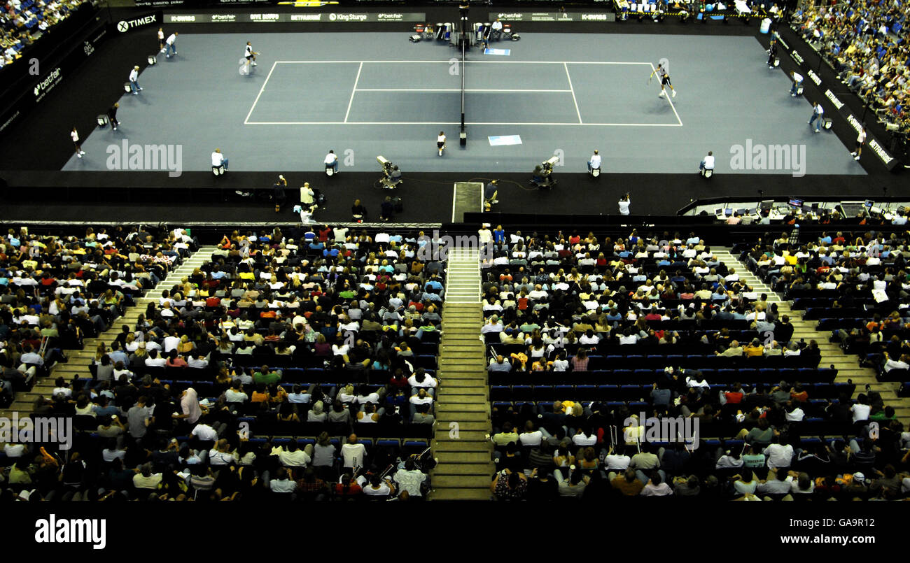 Una visione generale di Greg Rusedski in azione contro Goran Ivanisevik in Croazia durante la partita Betfair Turbo Tennis alla O2 Arena di Londra. Foto Stock