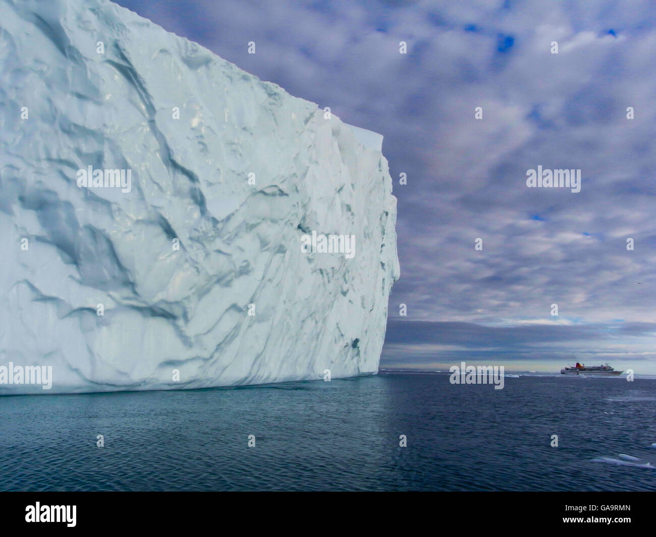 Iceberg con nave Foto Stock