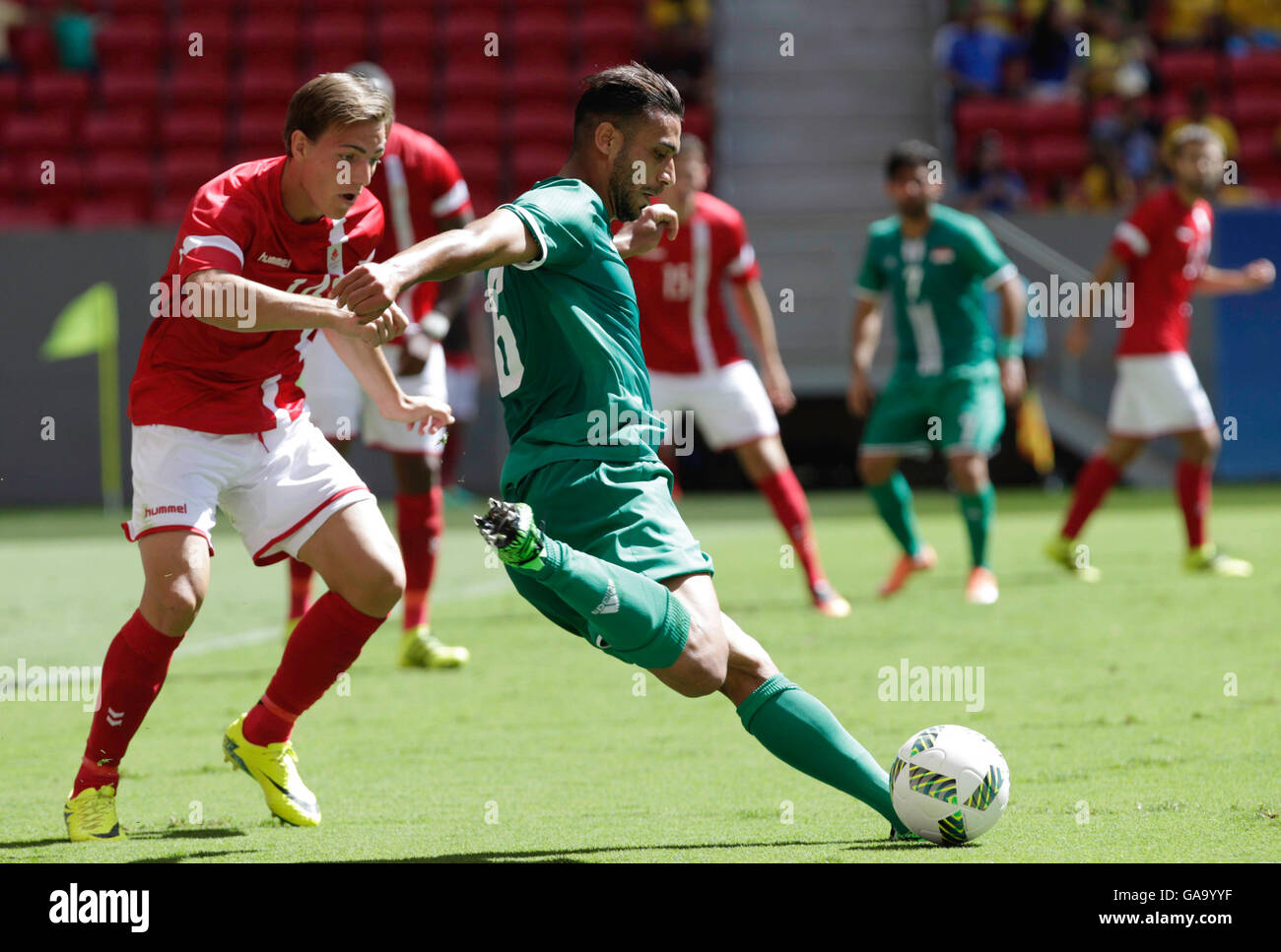 Brasilia DF - 04.08.2016: Olimpiadi 2016 FOOTBALL BRASILIA - Ali Adnan dell Iraq e Nielsen Casper Danimarca durante il match tra Iraq (IRQ) x Danimarca (DEN), il primo gioco di calcio Gruppo un maschio Olimpico, il Rio Olimpiadi 2016 tenutasi in Mané Garrincha Stadium, l'host city di Brasilia. (Foto: Cristiano Mariz/Fotoarena) Foto Stock