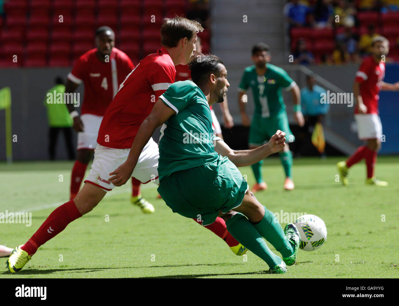 Brasilia DF - 04.08.2016: Olimpiadi 2016 FOOTBALL BRASILIA - Ali Adnan dell Iraq e Nielsen Casper Danimarca durante il match tra Iraq (IRQ) x Danimarca (DEN), il primo gioco di calcio Gruppo un maschio Olimpico, il Rio Olimpiadi 2016 tenutasi in Mané Garrincha Stadium, l'host city di Brasilia. (Foto: Cristiano Mariz/Fotoarena) Foto Stock