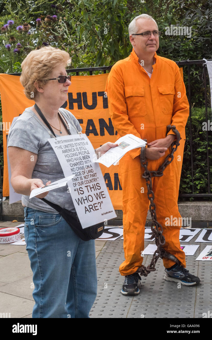 Londra, Regno Unito. 4 agosto 2016. Una donna mani volantini presso il London Guantánamo Campaign protestare presso l Ambasciata degli Stati Uniti e di Marble Arch per chiedere il rilascio dei restanti 76 prigionieri ancora detenuti nel campo di prigionia e in solidarietà con il Chelsea Manning che affronta prolungata reclusione in isolamento dopo il suo tentativo di suicidio il mese scorso. Credito: Peter Marshall / Alamy Live News Foto Stock