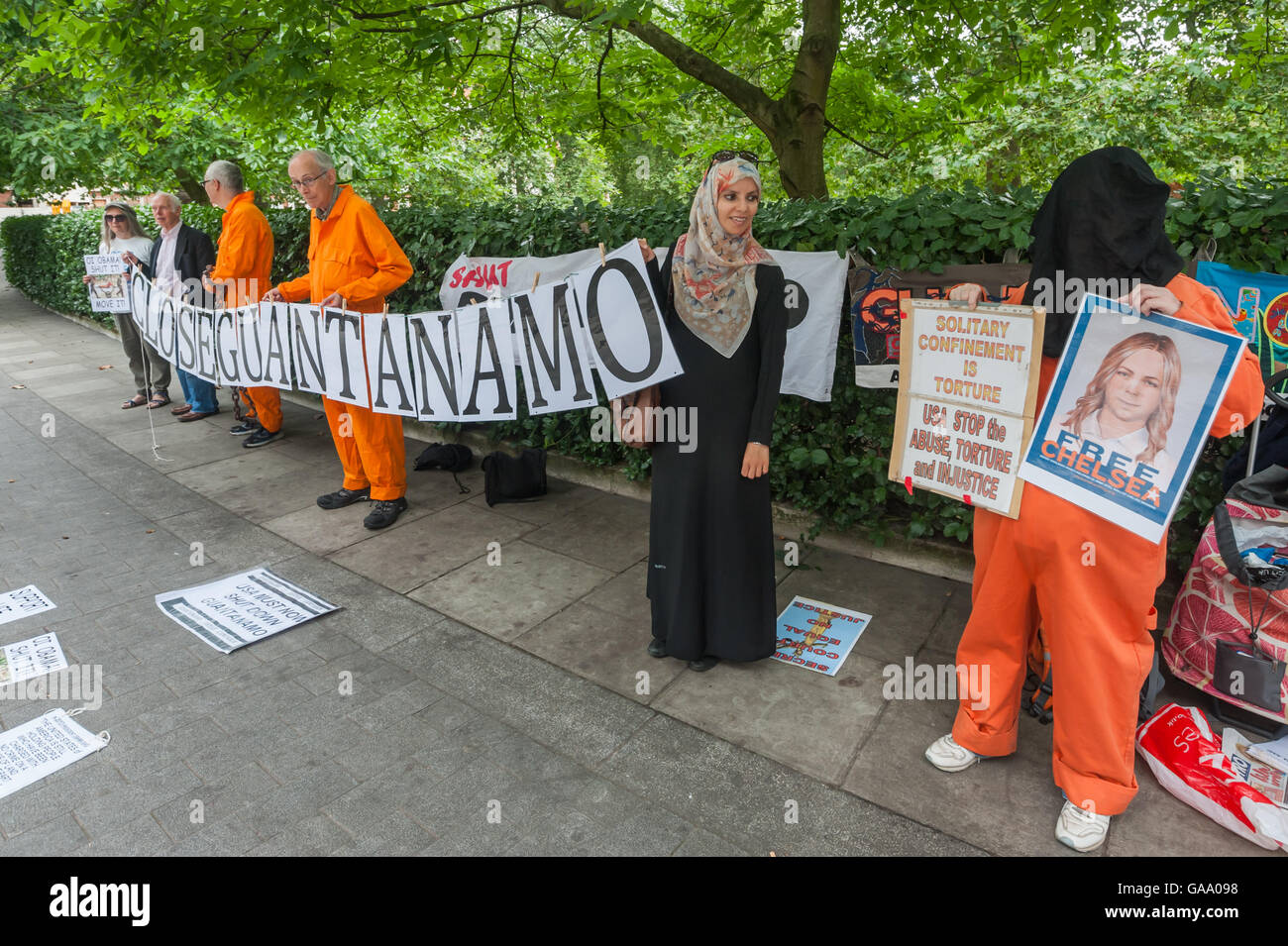 Londra, Regno Unito. 4 agosto 2016. La Londra di Guantánamo Campaign protestare presso l Ambasciata degli Stati Uniti e di Marble Arch per chiedere il rilascio dei restanti 76 prigionieri ancora detenuti nel campo di prigionia e in solidarietà con il Chelsea Manning che affronta prolungata reclusione in isolamento dopo il suo tentativo di suicidio il mese scorso. Credito: Peter Marshall / Alamy Live News Foto Stock