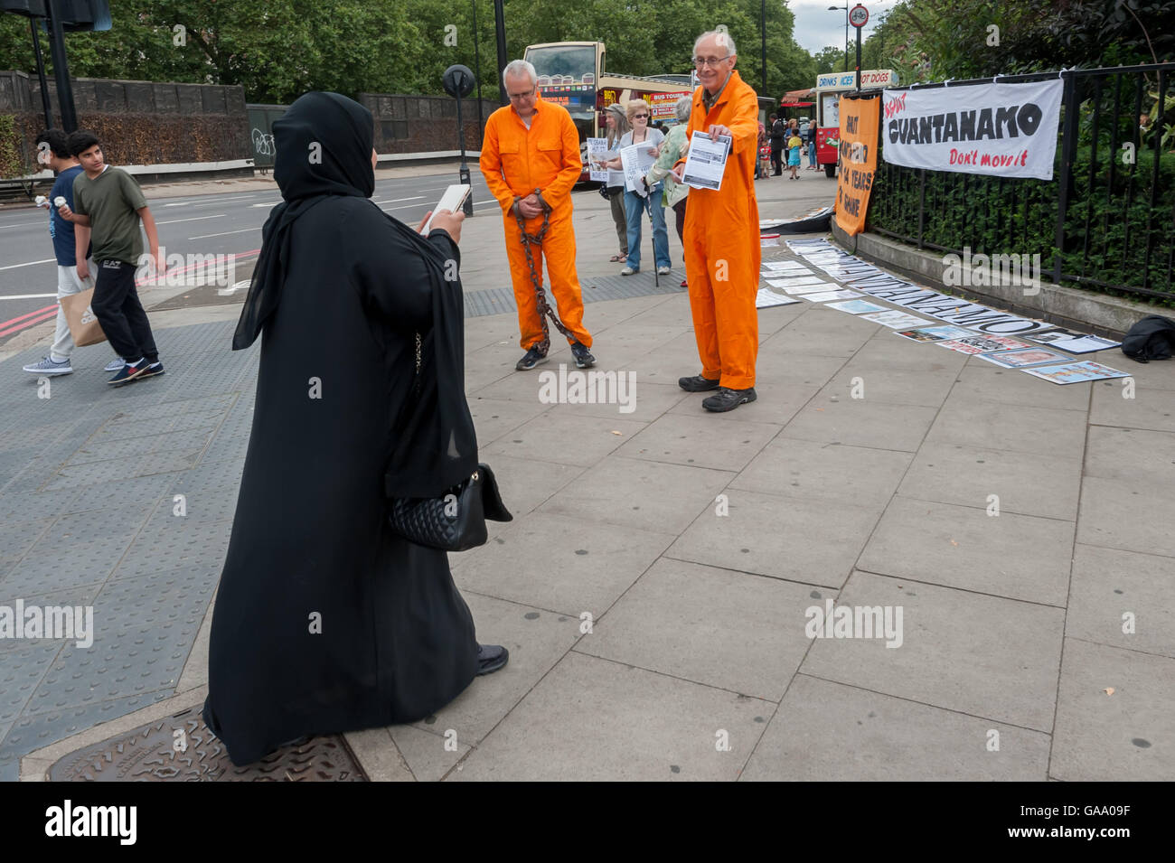 Londra, Regno Unito. 4 agosto 2016. Una donna in burkha smette di fotografare e parlare con la gente a Londra la campagna di Guantanamo protesta a Marble Arch per chiedere il rilascio dei restanti 76 prigionieri ancora detenuti nel campo di prigionia e in solidarietà con il Chelsea Manning che affronta prolungata reclusione in isolamento dopo il suo tentativo di suicidio il mese scorso. Credito: Peter Marshall / Alamy Live News Foto Stock