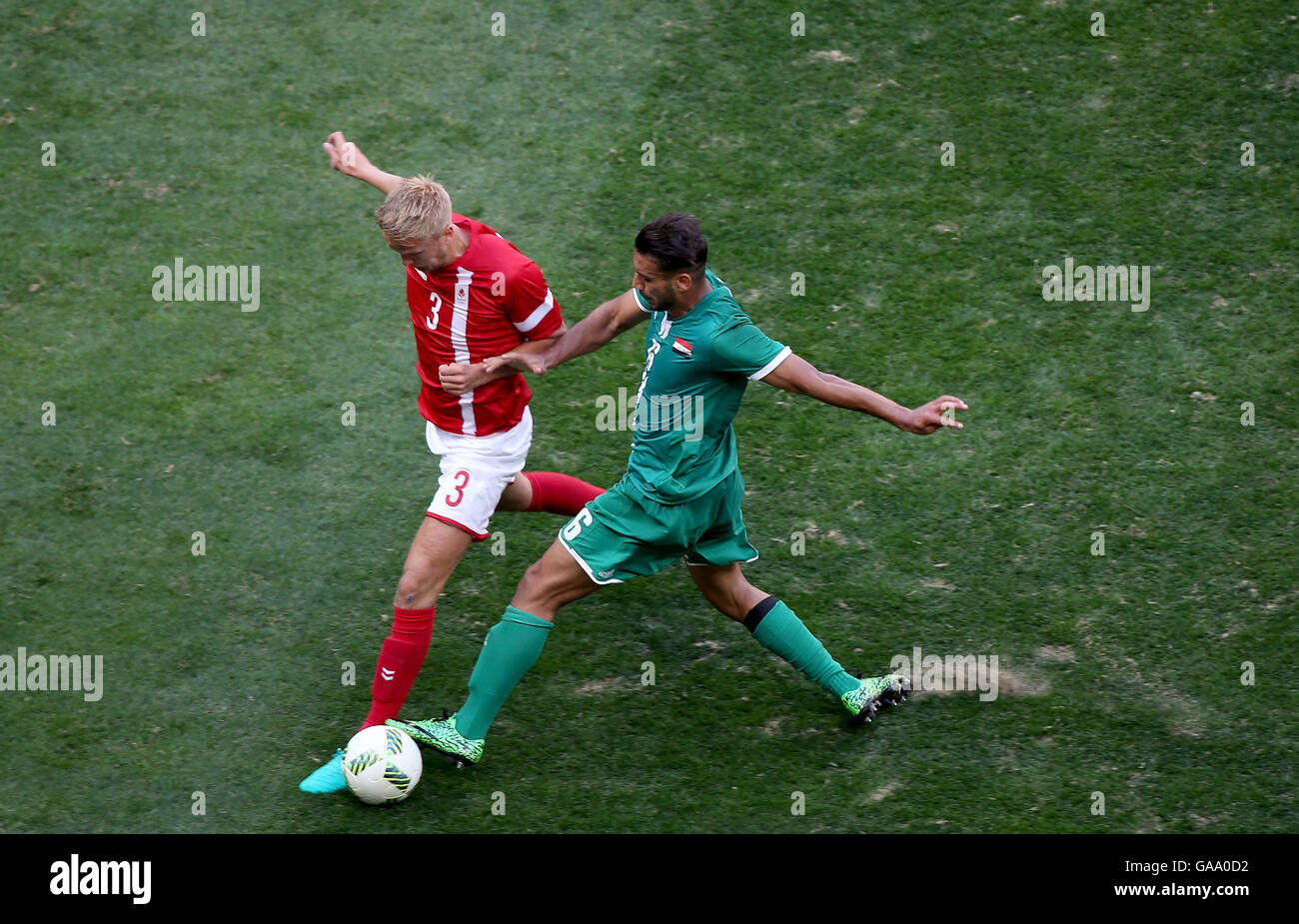 Brasilia, Brasile. Il 4° agosto 2016. Ali Adnan (R) dell'Iraq il sistema VIES con Larsen Kasper di Danimarca durante gli uomini del gruppo di una partita di calcio tra Iraq e Danimarca al 2016 Giochi Olimpici, a Brasilia, Brasile, su Agosto 4, 2016. La partita si è conclusa in un 0-0. © Li Ming/Xinhua/Alamy Live News Foto Stock