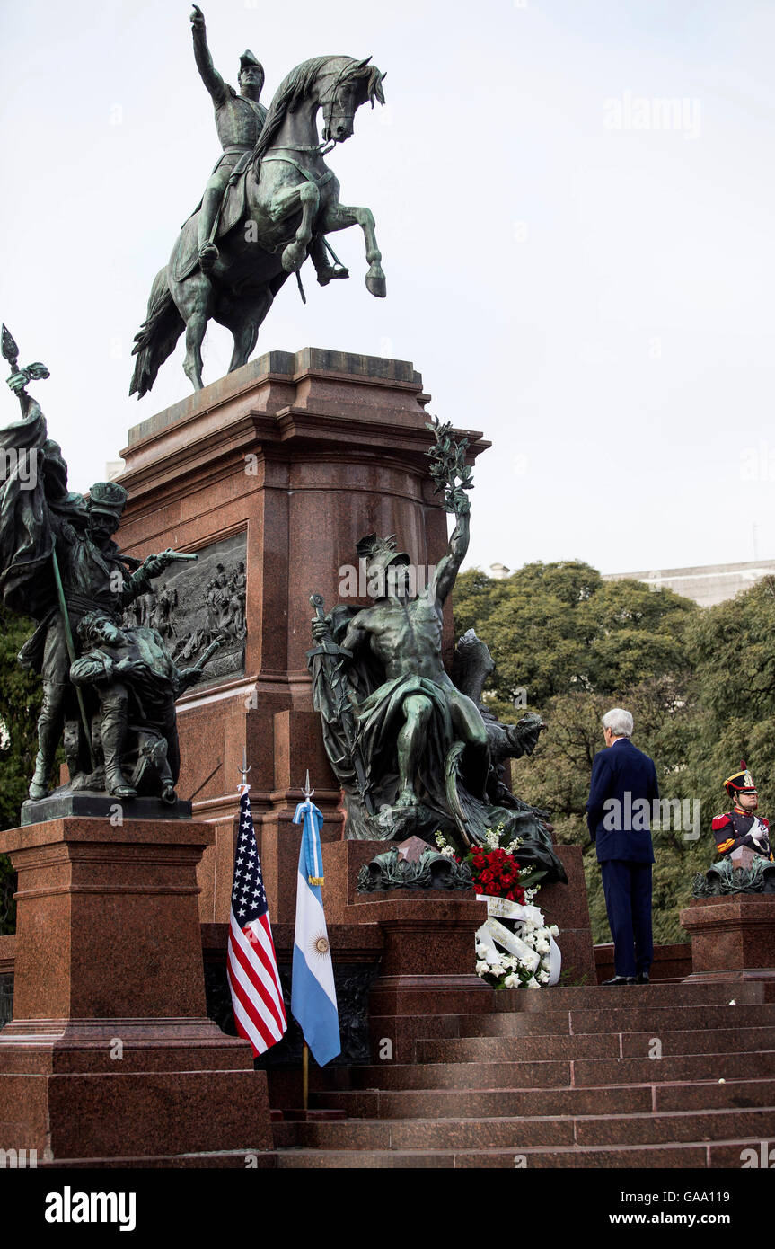 Buenos Aires, Argentina. Il 4° agosto 2016. Stati Uniti Il segretario di Stato John Kerry assiste una ghirlanda-posa cerimonia di General José de San Martin Memorial presso la Piazza San Martin, a Buenos Aires, capitale dell'Argentina, in agosto 4, 2016. Kerry visita è visto come il prossimo passo in un processo di avvicinamento che vide U.S. Il presidente Barack Obama visita in marzo. Credito: Martin Zabala/Xinhua/Alamy Live News Foto Stock
