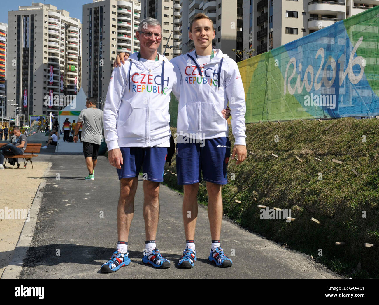 David Jessen (destra) della Repubblica ceca e della sua ginnastica ritmica coach Vassilij Vinogradov nella zona internazionale del Villaggio Olimpico prima per i Giochi Olimpici di Rio de Janeiro, Brasile, 4 agosto 2016. (CTK foto/Radek Smekal) Foto Stock