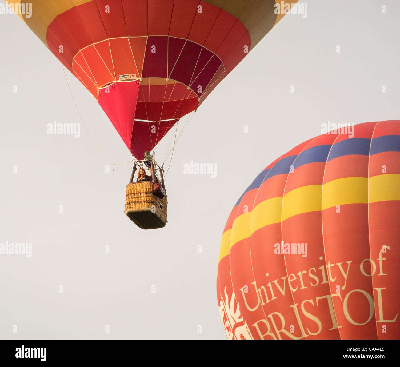 Durdham giù, Clifton, Bristol, Regno Unito., UK. Il 5 agosto 2016. La salita di massa di palloncini per lanciare il anuale Bristol International Balloon Fiesta. Credito: Carolyn Eaton/Alamy Live News Foto Stock