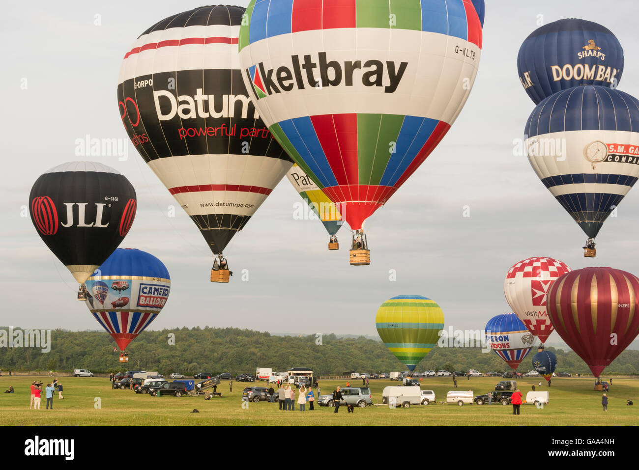 Durdham giù, Clifton, Bristol, Regno Unito., UK. Il 5 agosto 2016. La salita di massa di palloncini per lanciare il anuale Bristol International Balloon Fiesta. Credito: Carolyn Eaton/Alamy Live News Foto Stock