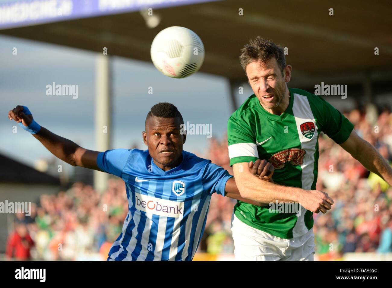 Cork, Irlanda. 04 Ago, 2016. UEFA Europa League calcio giro di qualifica. La città di Cork versus Racing Genk. Alleato Mbwana Samatta avanti di KRC Genk e Bennett di sughero a contestare la testata © Azione Sport Plus/Alamy Live News Foto Stock