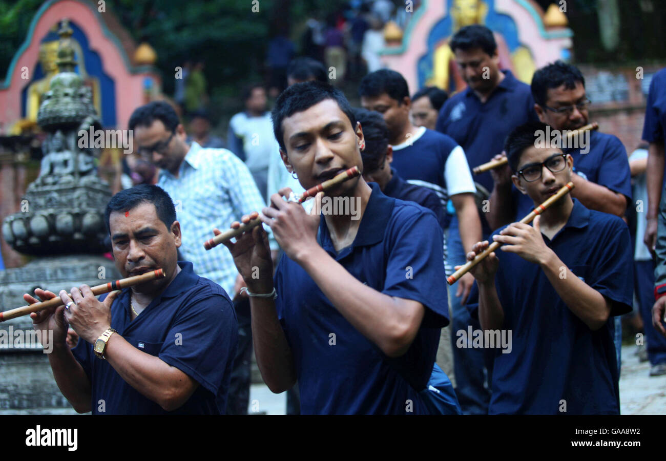 5 agosto 2016 - Kathmandu, Nepal - persone provenienti da comunità Newar partecipare alla sfilata con riproduzione di musiche tradizionali durante un mese-lungo Gunla festival a Swayambhunath,Kathmandu, Nepal. Durante il festival Gunla, buddisti Newar recitare le scritture, osservare i digiuni e visitare i luoghi di culto la riproduzione di musica devozionale. (Credito Immagine: © Sunil Sharma via ZUMA filo) Foto Stock