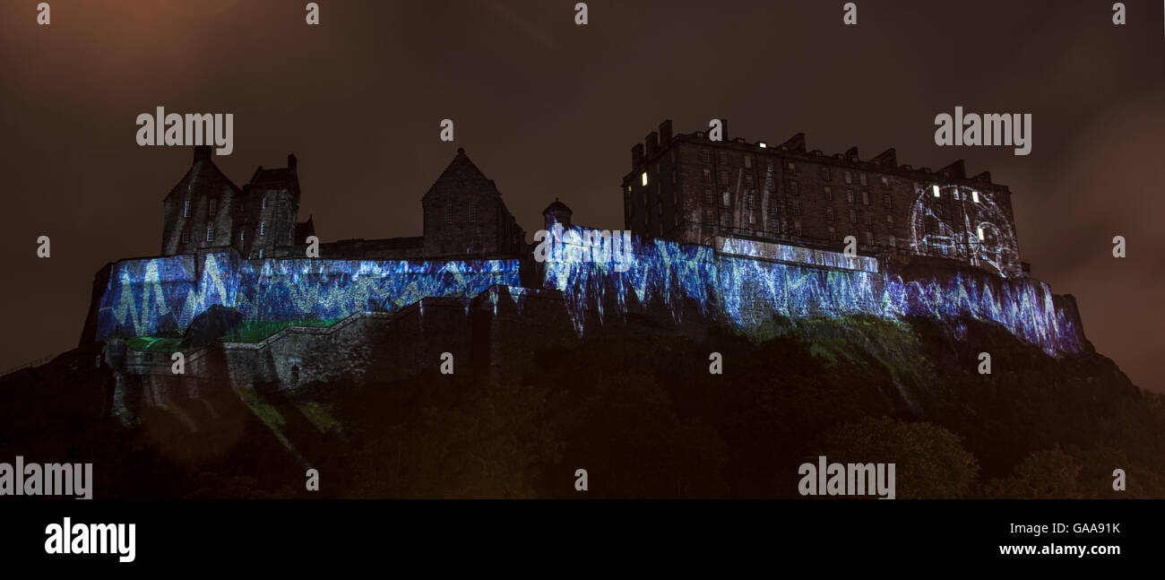 Il Castello di Edimburgo, Regno Unito. 5 agosto 2016. Impostazione e test di 42 proiettori per la durata standard di apertura dell'evento: tempo di profondo domenica 7 agosto a lanciare la Edinburgh International Festival Credito: TOM DUFFIN/Alamy Live News Foto Stock