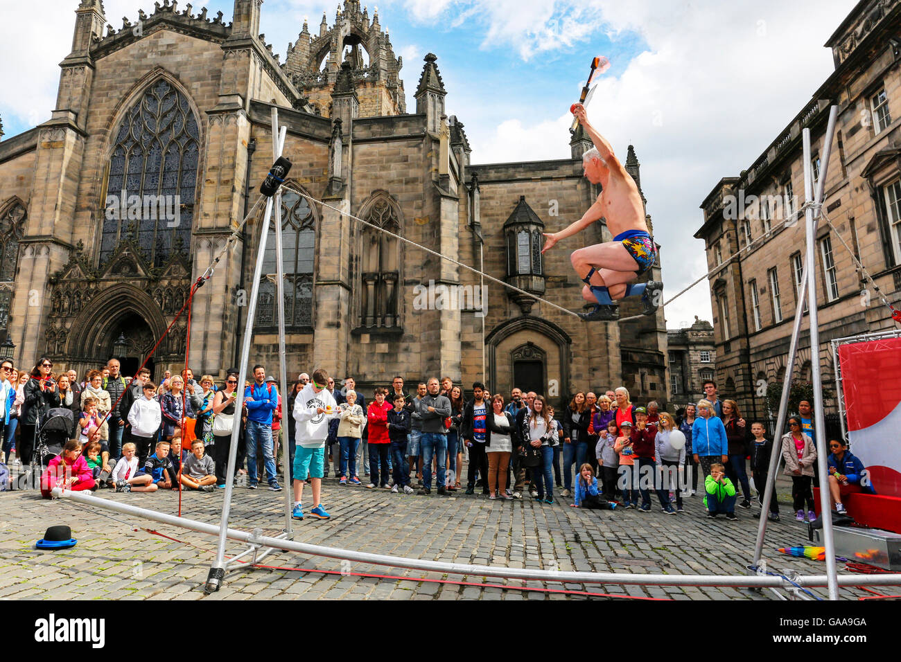 Edinburgh, Regno Unito. 05 Ago, 2016. La sessantanovesima Edinburgh Fringe Festival, considerato il più grande festival di arti in Gran Bretagna oggi avviato con una selezione dei soliti atti di giocolieri, maghi, musicisti, attori comici e vaudeville atti che esercitano il loro commercio lungo High Street e del Royal Mile. Il Fringe Festival ed è un attrazione annuale e che porta i turisti provenienti da tutto il mondo a Edimburgo per 3 settimane di divertimento. Credito: Findlay/Alamy Live News Foto Stock