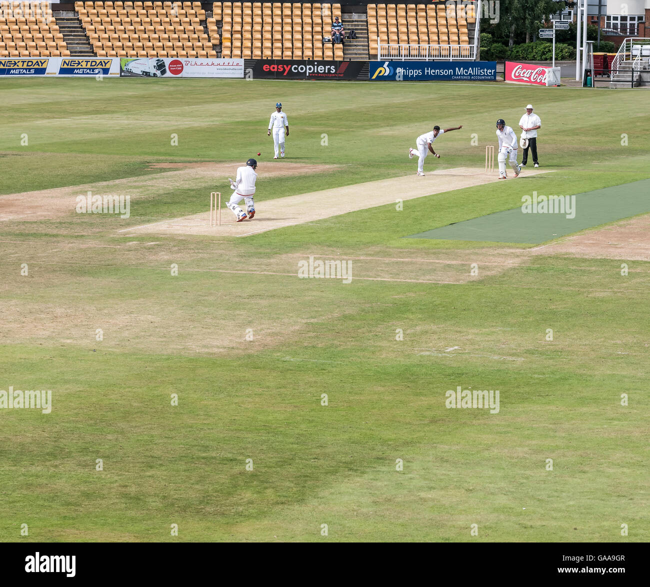 Northampton, Regno Unito. 05 Ago, 2016. La Sri Lanka bowler, Kumara, in azione il quarto giorno della international U19 partita di cricket tra Inghilterra e Sri Lanka al County Ground, Northampton il 5 agosto 2016; Sri Lanka ha vinto da sette wickets e Kumara ha avuto undici wickets (sette nel primo inning e quattro nel secondo inning). Credito: miscellanea/Alamy Live News Foto Stock