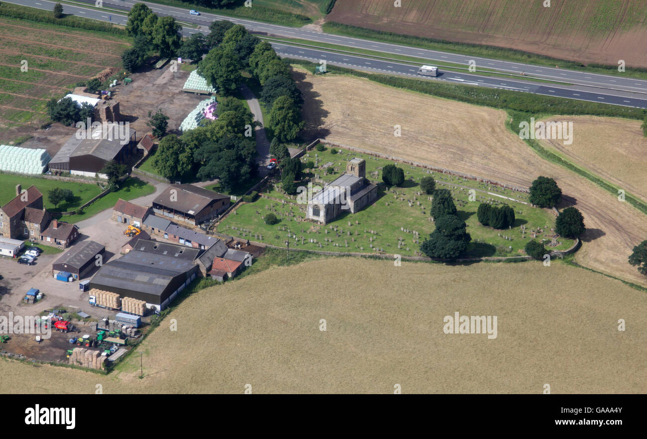 Vista aerea di Leake chiesa sulla A19 nei pressi di Thirsk, North Yorkshire, Regno Unito Foto Stock
