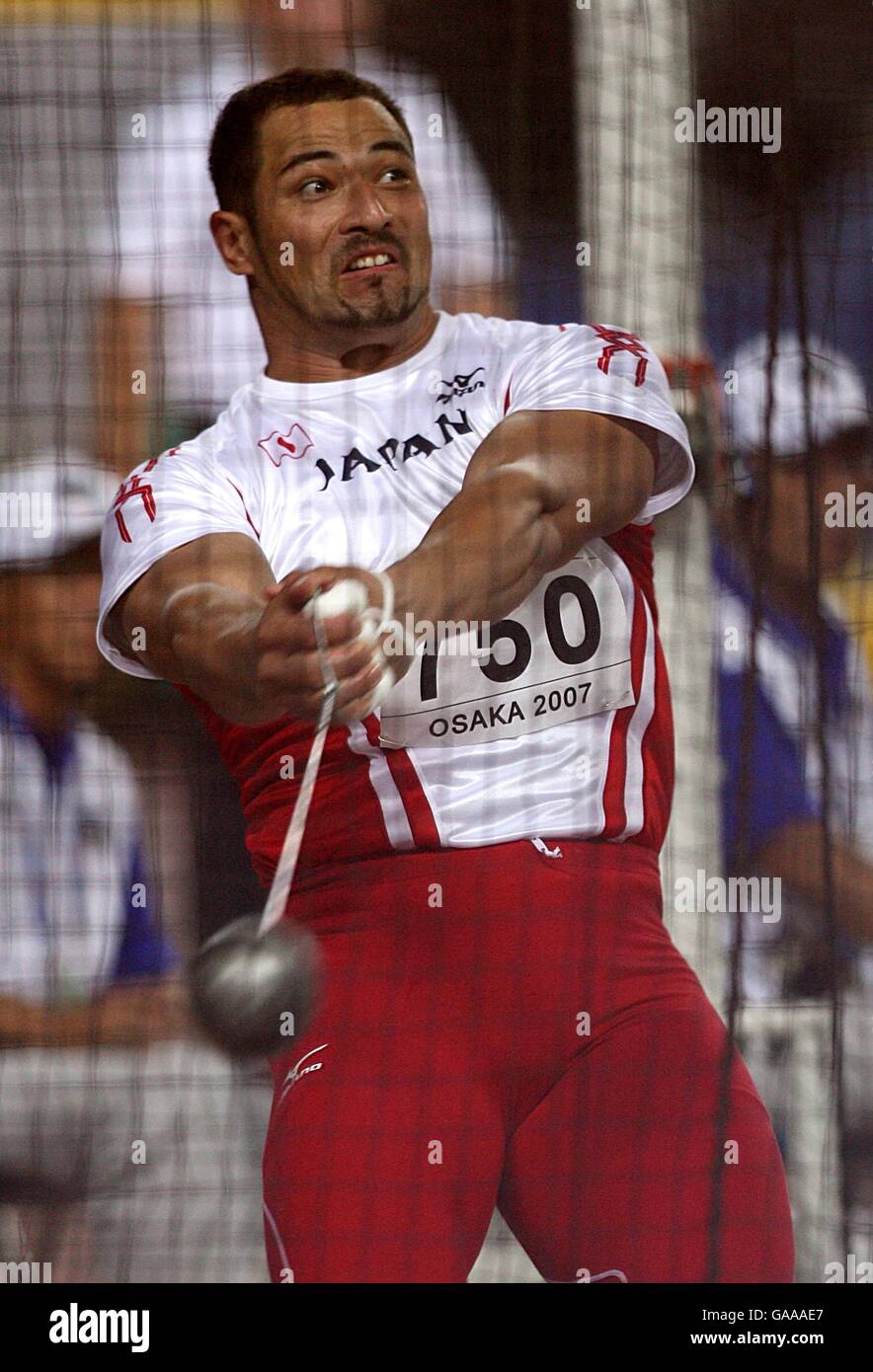 Il giapponese Koji Murofushi in azione durante la finale del lancio del  martello maschile Foto stock - Alamy
