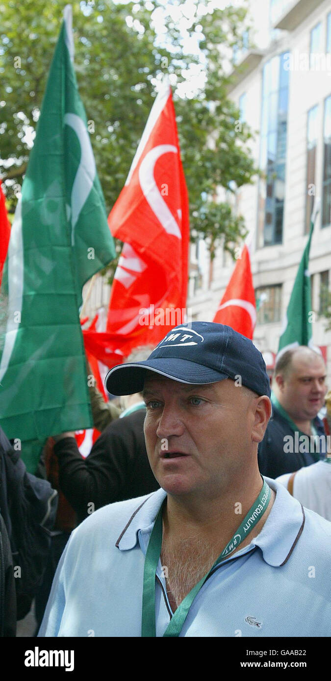 Bob Crow, segretario generale della Rail Maritime and Transport Union in occasione di una manifestazione all'esterno del Dipartimento per i Trasporti a Westminster, a Londra, dove ha inviato una lettera relativa allo sciopero dell'Unione RMT che ha chiuso due terzi della rete metropolitana e ha interessato 10 linee. Foto Stock