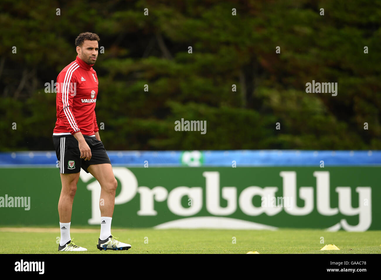 Il Galles Hal Robson-Kanu durante la sessione di formazione presso il Galles Media Center Complex sportif du Cosec, Dinard. Foto Stock