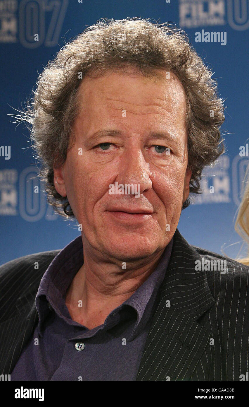 Geoffrey Rush durante una conferenza stampa per il nuovo film Elizabeth:The Golden Age al Sutton Hotel di Toronto, Canada, durante il Toronto International Film Festival. Data immagine: Domenica 9 settembre 2007. Il credito fotografico dovrebbe essere: Ian West/PA Wire Foto Stock