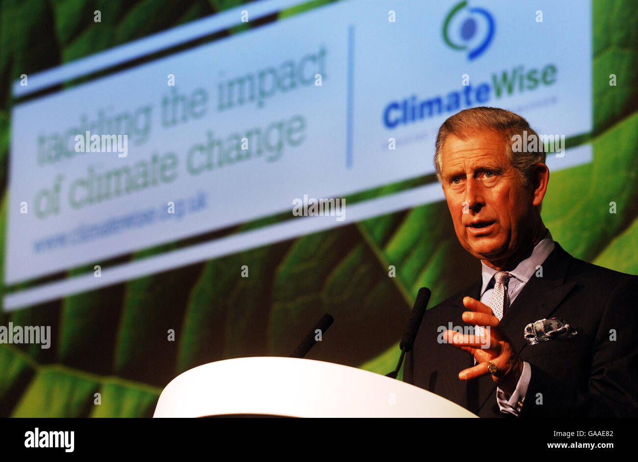 Il Prince of Wales si rivolge ai capi del settore assicurativo al lancio di una nuova iniziativa per aiutare il settore assicurativo ad affrontare i cambiamenti climatici al Park Plaza Riverbank Hotel nel centro di Londra. Foto Stock