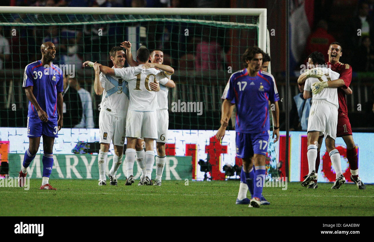 Scozia i giocatori con keeper Craig Gordon(r) festeggiare la conquista del qualificatore europea contro la Francia presso il Parc des Princess a Parigi Foto Stock