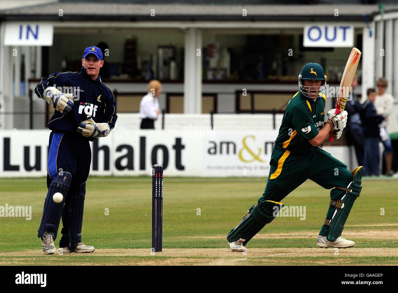 Graeme Swann del Nottinghamshire come il wicketkeeper del Sussex ben Brown guarda sopra durante la partita della Divisione Pro40 uno alla terra della contea, Hove, Sussex. Foto Stock