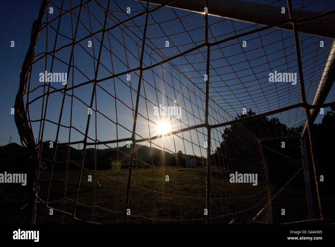 Allenamento per il calcio su una soleggiata sera Foto Stock