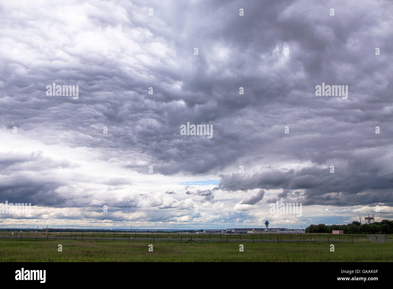 Germania, Troisdorf, Renania settentrionale-Vestfalia, thunderclouds sopra l'aeroporto di Colonia Bonn. Foto Stock