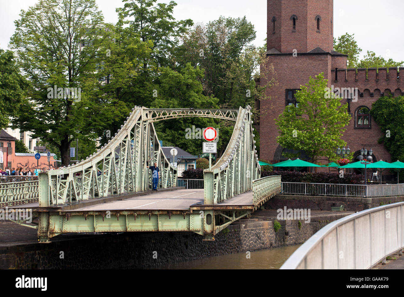 Germania, Colonia, torre di Malakoff, e aprire il ponte girevole all'entrata del porto di Rheinau Harbour, questo ponte è l'ol Foto Stock