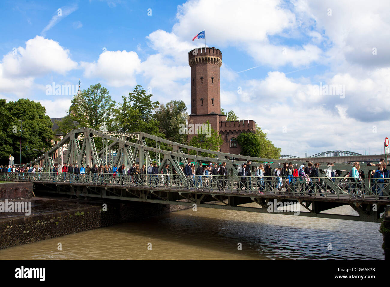 Germania, Colonia, la Torre Malakoff e il ponte girevole all'entrata del porto di Rheinau Harbour, questo ponte è il più antico Foto Stock