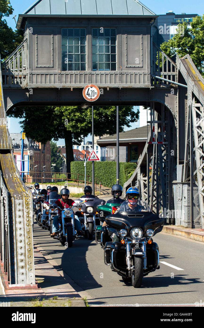 Germania, Colonia, biker sul perno Ponte del porto nel quartiere Deutz. Foto Stock