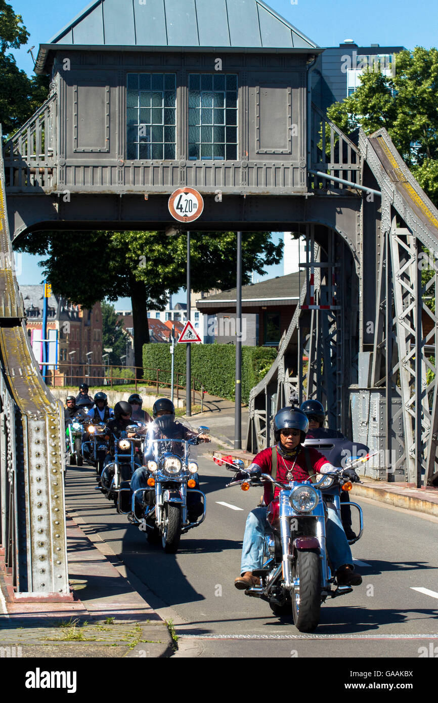 Germania, Colonia, biker sul perno Ponte del porto nel quartiere Deutz. Foto Stock