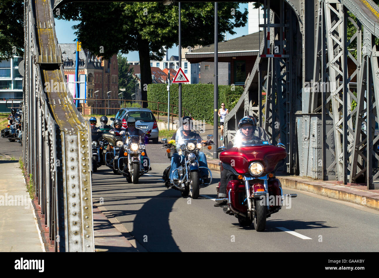 Germania, Colonia, biker sul perno Ponte del porto nel quartiere Deutz. Foto Stock
