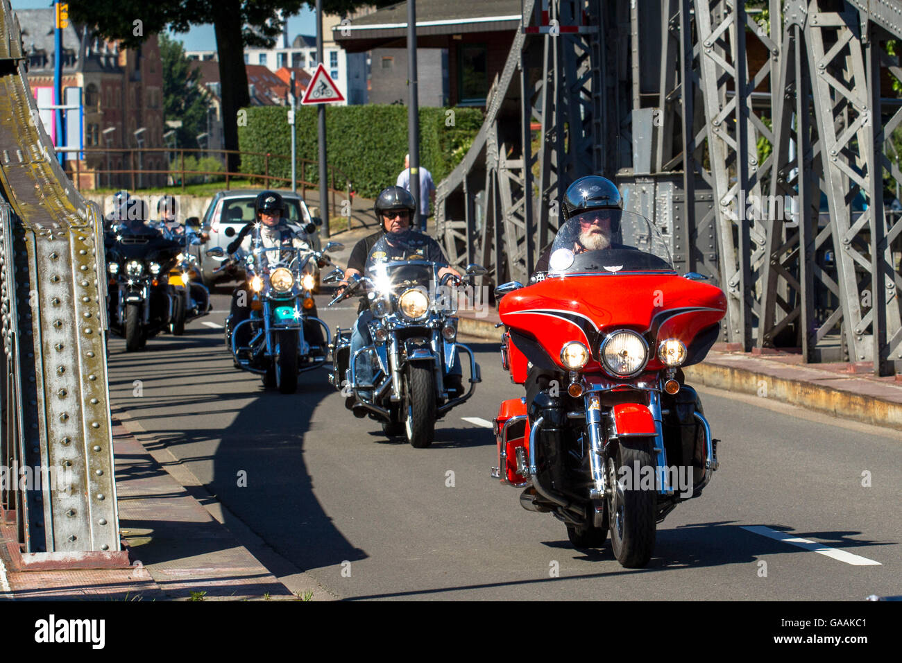 Germania, Colonia, biker sul perno Ponte del porto nel quartiere Deutz. Foto Stock