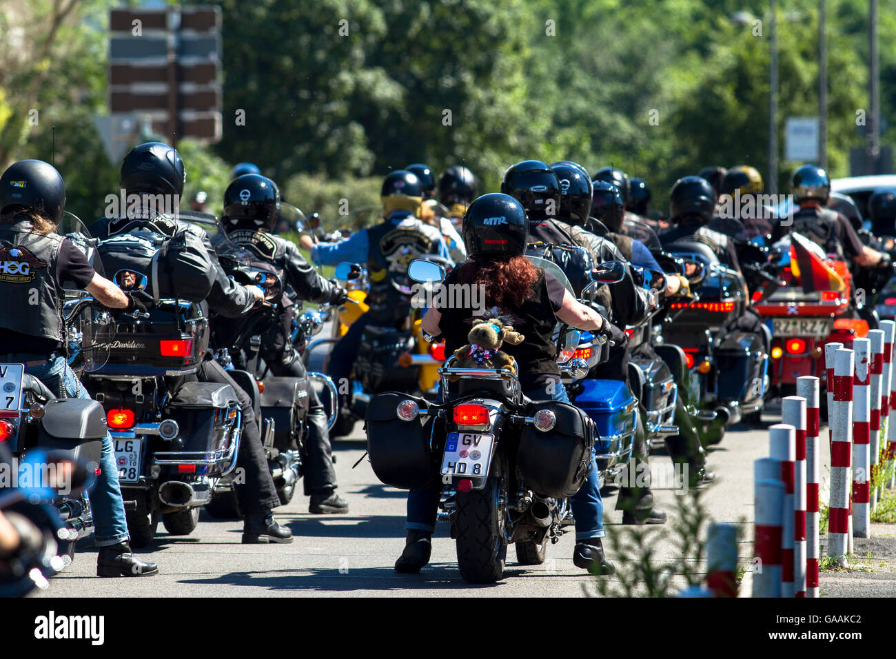 Germania, Colonia, biker nel quartiere Deutz. Foto Stock