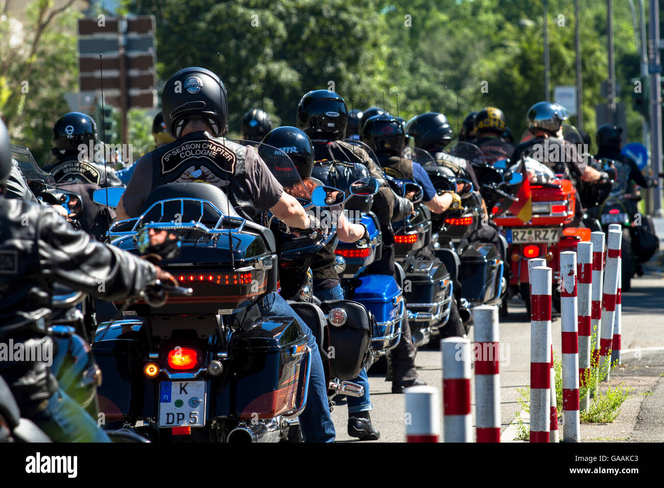 Germania, Colonia, biker nel quartiere Deutz. Foto Stock
