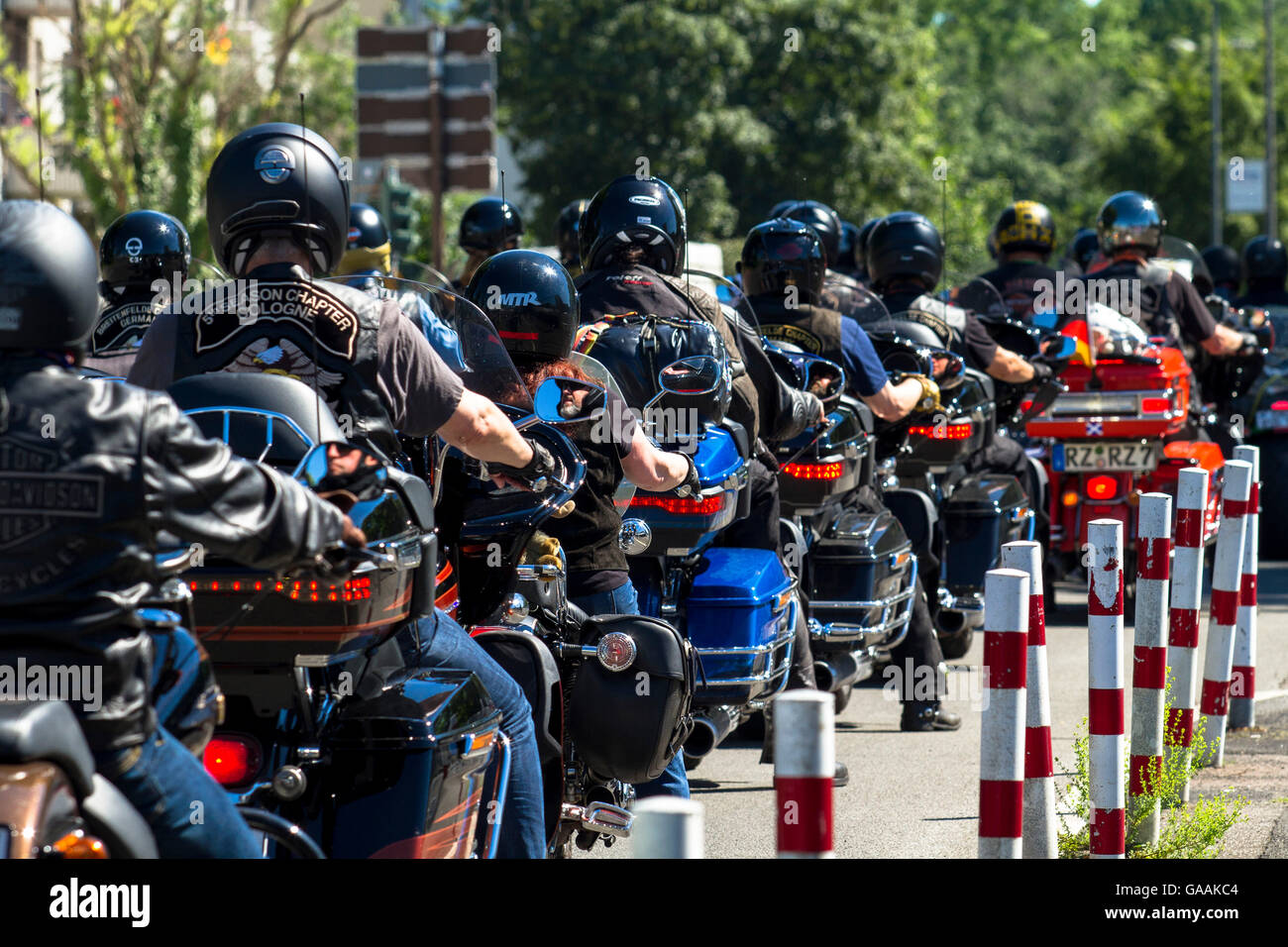 Germania, Colonia, biker nel quartiere Deutz. Foto Stock
