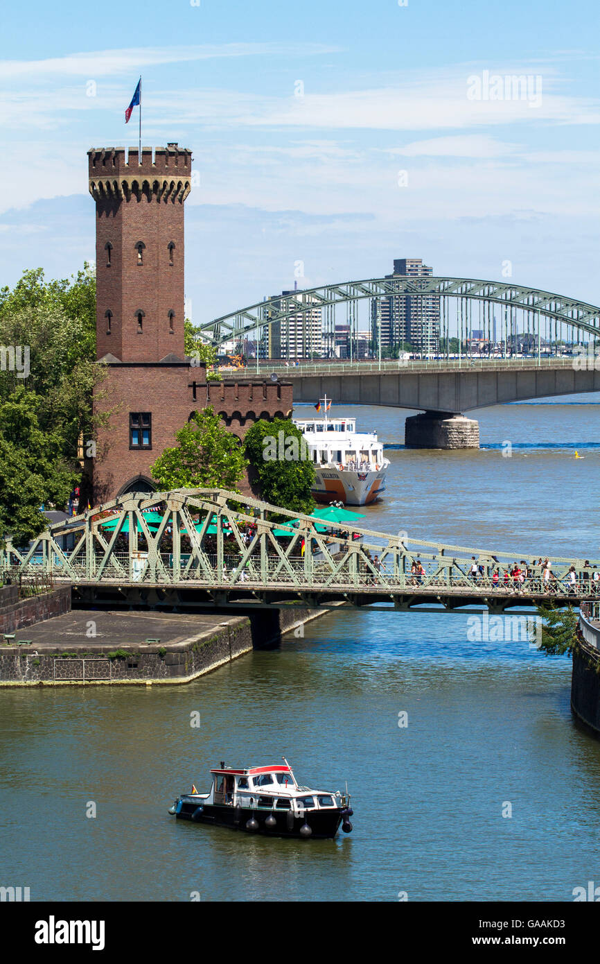 Germania, Colonia, la Torre Malakoff e il ponte girevole all'entrata del porto di Rheinau porto. Foto Stock