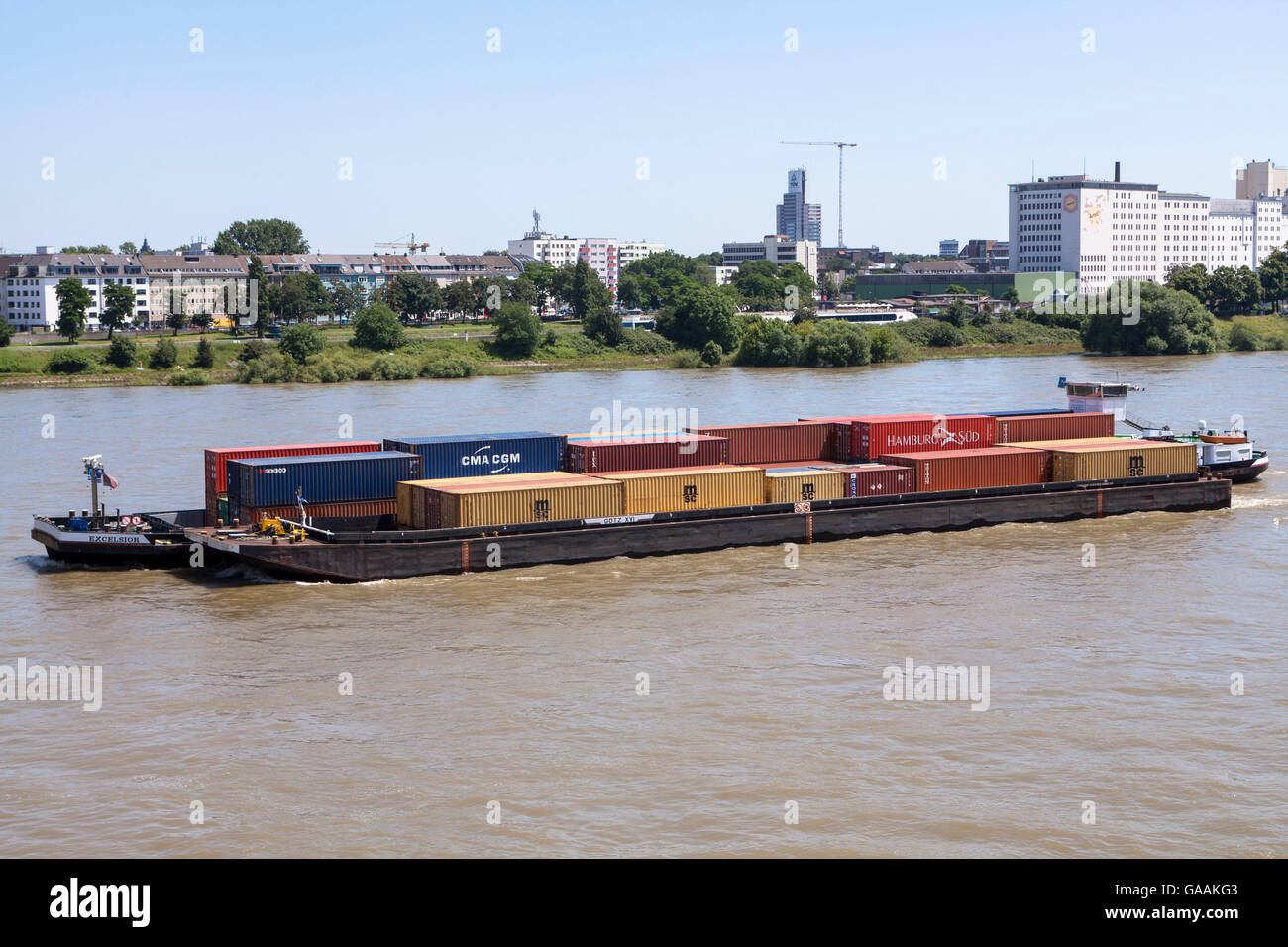 Germania, Colonia, contenitore di nave sul fiume Reno. Foto Stock