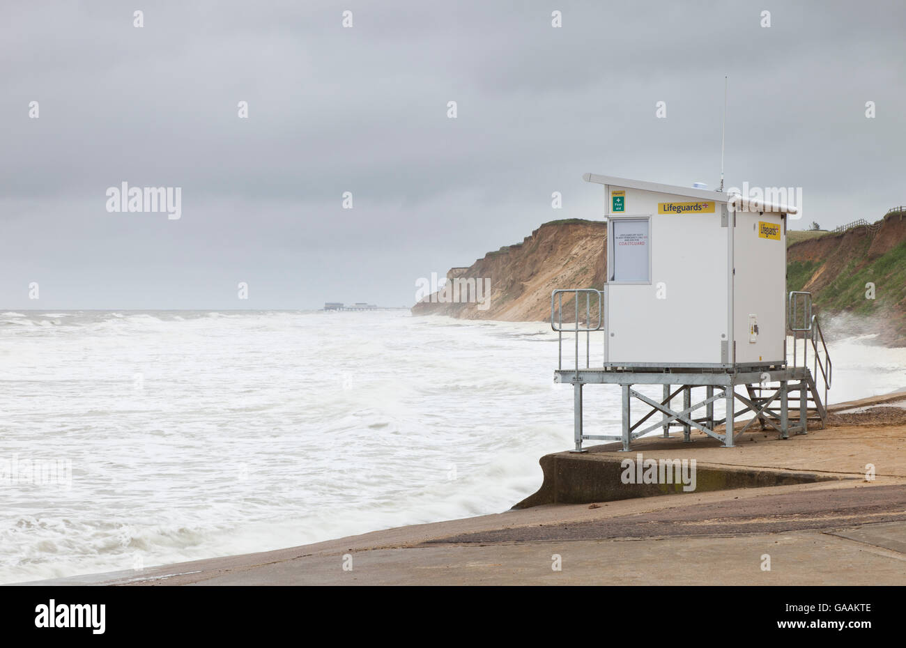 West Runton stazione bagnino ad alta marea in North Norfolk, Inghilterra, Regno Unito Foto Stock