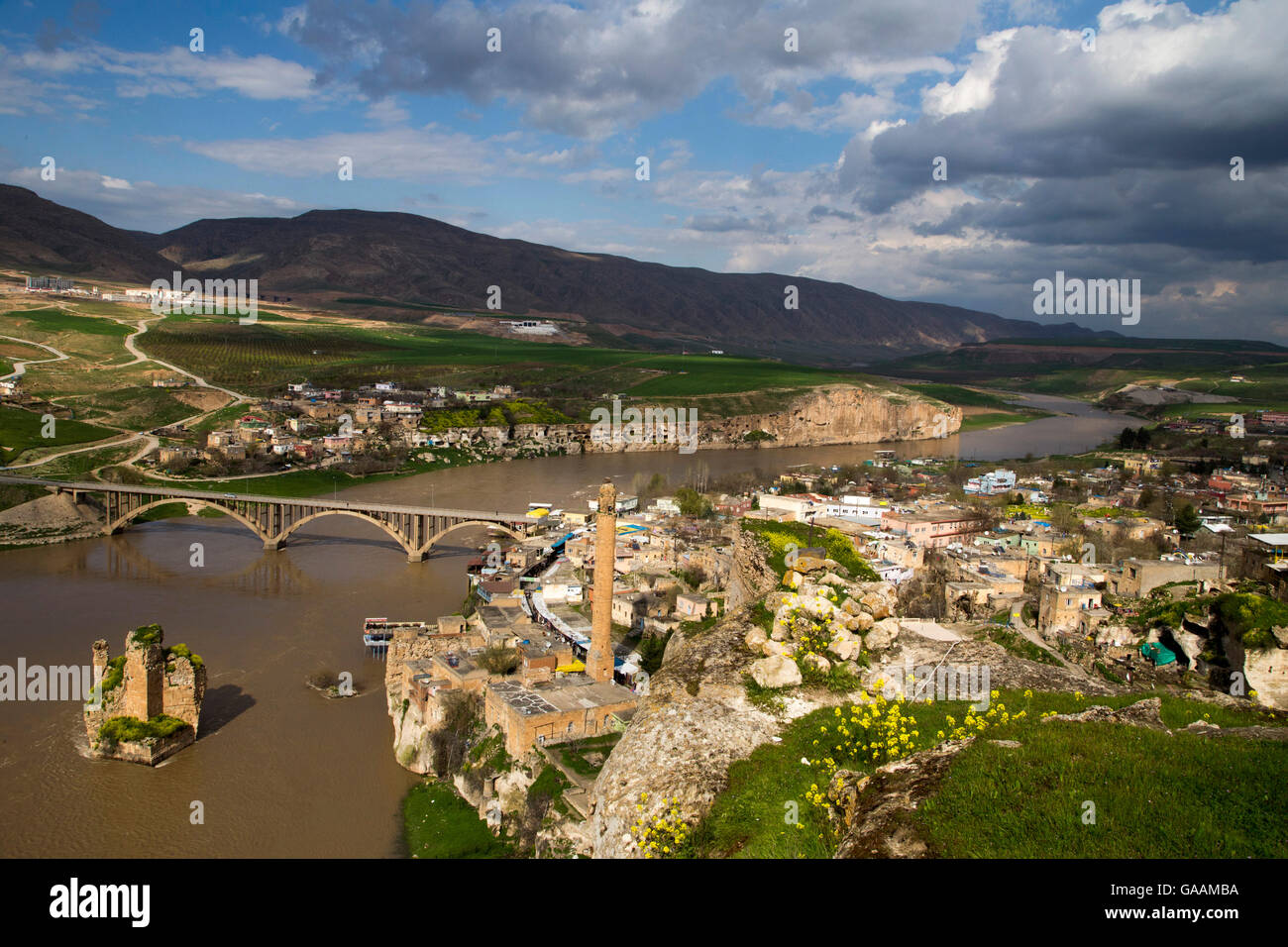 Hasankeyf village, vista aerea dalla fortezza sul fiume Tigri con i resti del vecchio ponte, Batman, Turchia Foto Stock