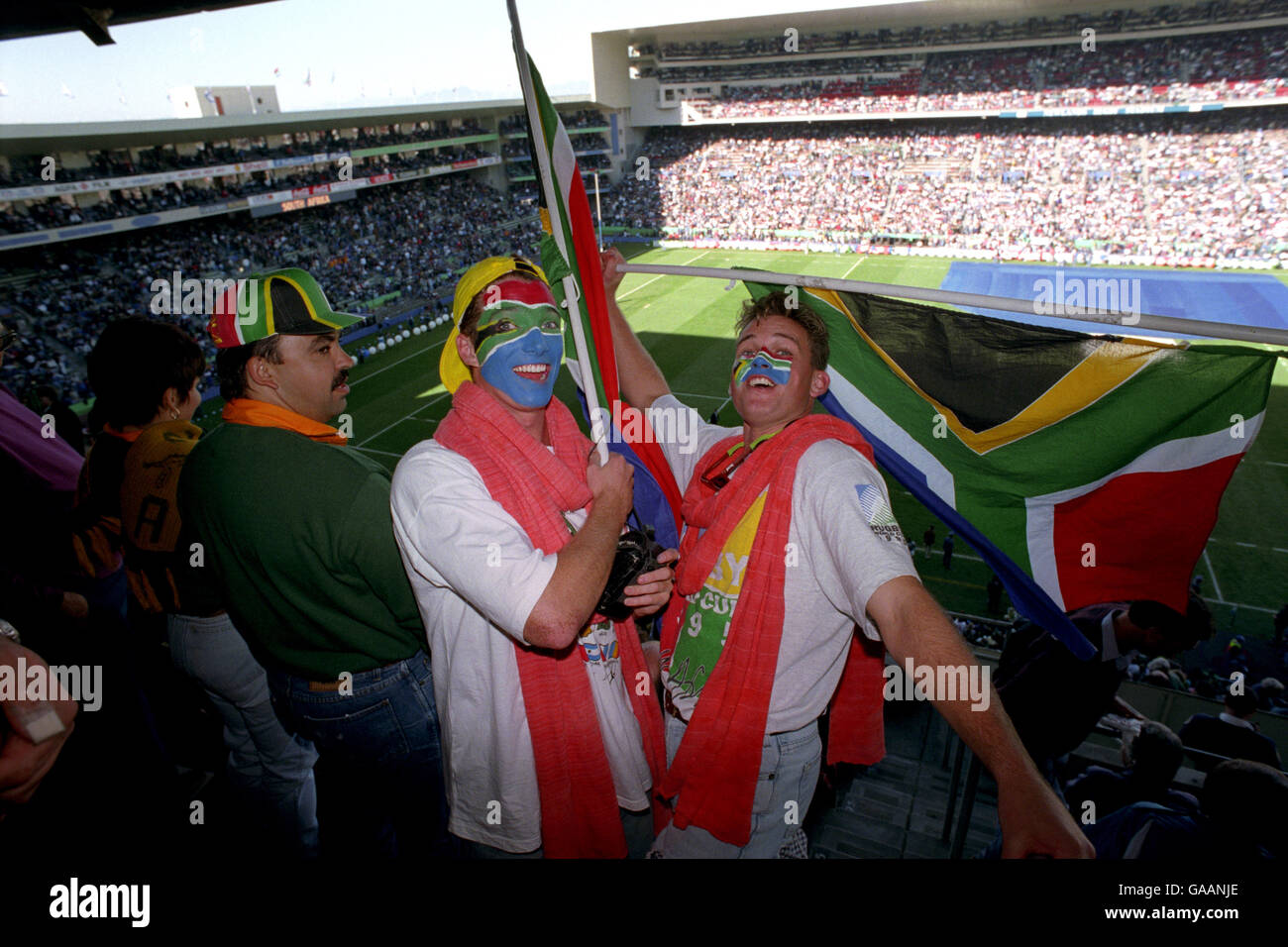 Rugby Union - Coppa del mondo di Rugby 1995 - Sud Africa / Australia - cerimonia di apertura - Newlands, Città del Capo. Tifosi sudafricani con bandiere e volti dipinti Foto Stock