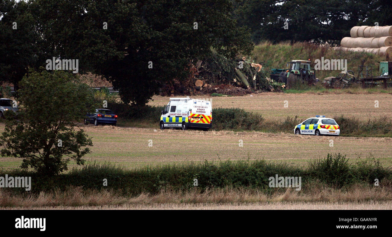 Veicoli della polizia durante il viaggio verso la fattoria Woodhouse vicino a Solihull nelle West Midlands. La polizia ha sigillato la fattoria, che si sospetta sia il luogo di una nuova epidemia di afta epizootica. Foto Stock