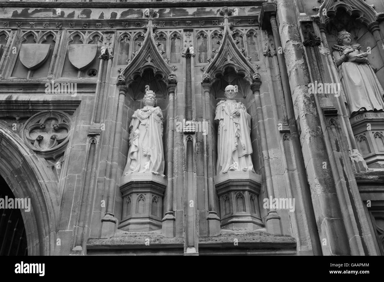 Statue della Regina Elisabetta II e del Principe Filippo stand nella facciata della Cattedrale di Canterbury. Canterbury, Inghilterra. Foto Stock