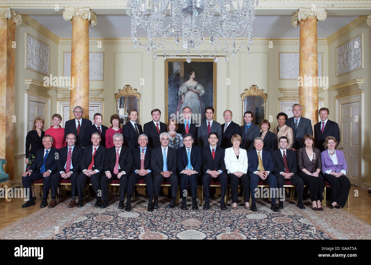 Indietro fila da sinistra a destra: Ministro dei bambini Beverley Hughes MP Ministro per l'alloggiamento Yvette Cooper MP Lords Capo anca e Capitano dei Signori alle armi Lord Grocott Segretario di Stato per l'innovazione, le Università e le competenze John Denham MP leader della Camera dei Lord (E Signore Presidente del Consiglio) Baronessa Ashton di Upholland Segretario di Stato per la Cultura, i mezzi di comunicazione e lo Sport James Purnell MP Segretario di Stato per i bambini, Scuole e famiglie ed Balls MP Segretario di Stato per le Comunità e il governo locale Hazel Blears MP Segretario parlamentare al Tesoro e capo di Whip Geoff Foto Stock