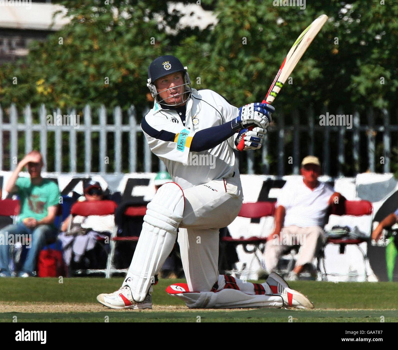 Il capitano dell'Hampshire Shane Warne ha fatto quattro colpi durante i suoi inning di 46 contro Worcestershire durante la partita di Liverpool Victoria County Championship Division One a Chester Road North Ground, Kidderminster. Foto Stock