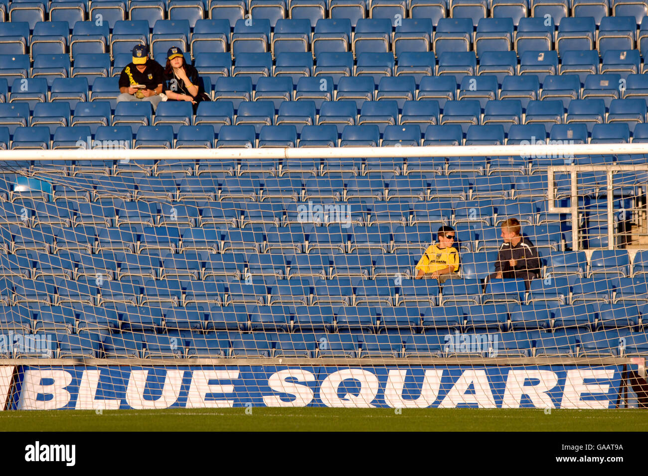 Calcio - Blue Square Premier League -Oxford United v Exeter City - Kassam Stadium. Gli spettatori nello stand anticipano la partita Foto Stock