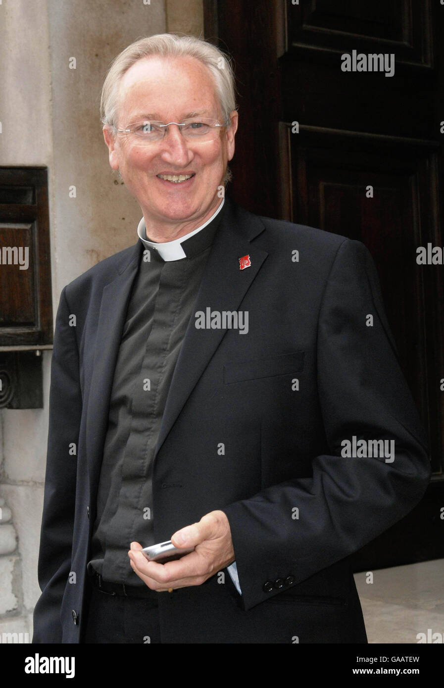 Il reverendo Dr. Tom Ambrose lascia la chiesa di St Mary-le-Bow a Londra. Foto Stock