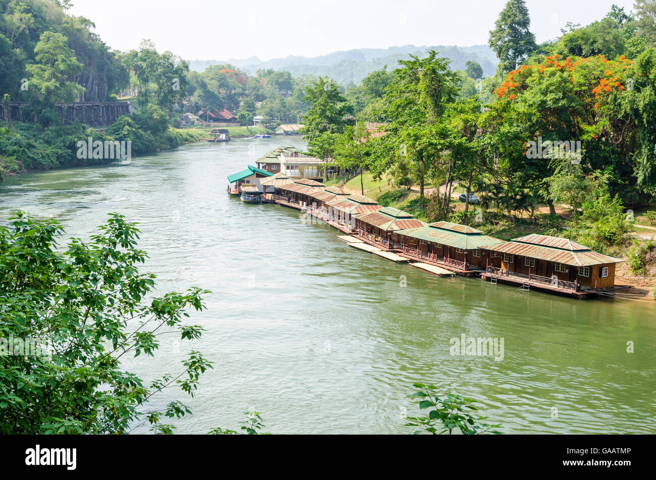 Bellissimo paesaggio Kwai Noi fiume morte sotto il ponte ferroviario e floating resort a grotta Krasae nella provincia Kanchanaburi thailandi Foto Stock