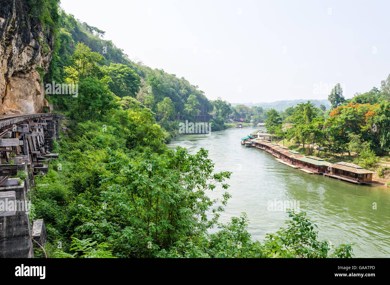 Bellissimo paesaggio Kwai Noi fiume morte sotto il ponte ferroviario e floating resort a grotta Krasae nella provincia Kanchanaburi Thai Foto Stock