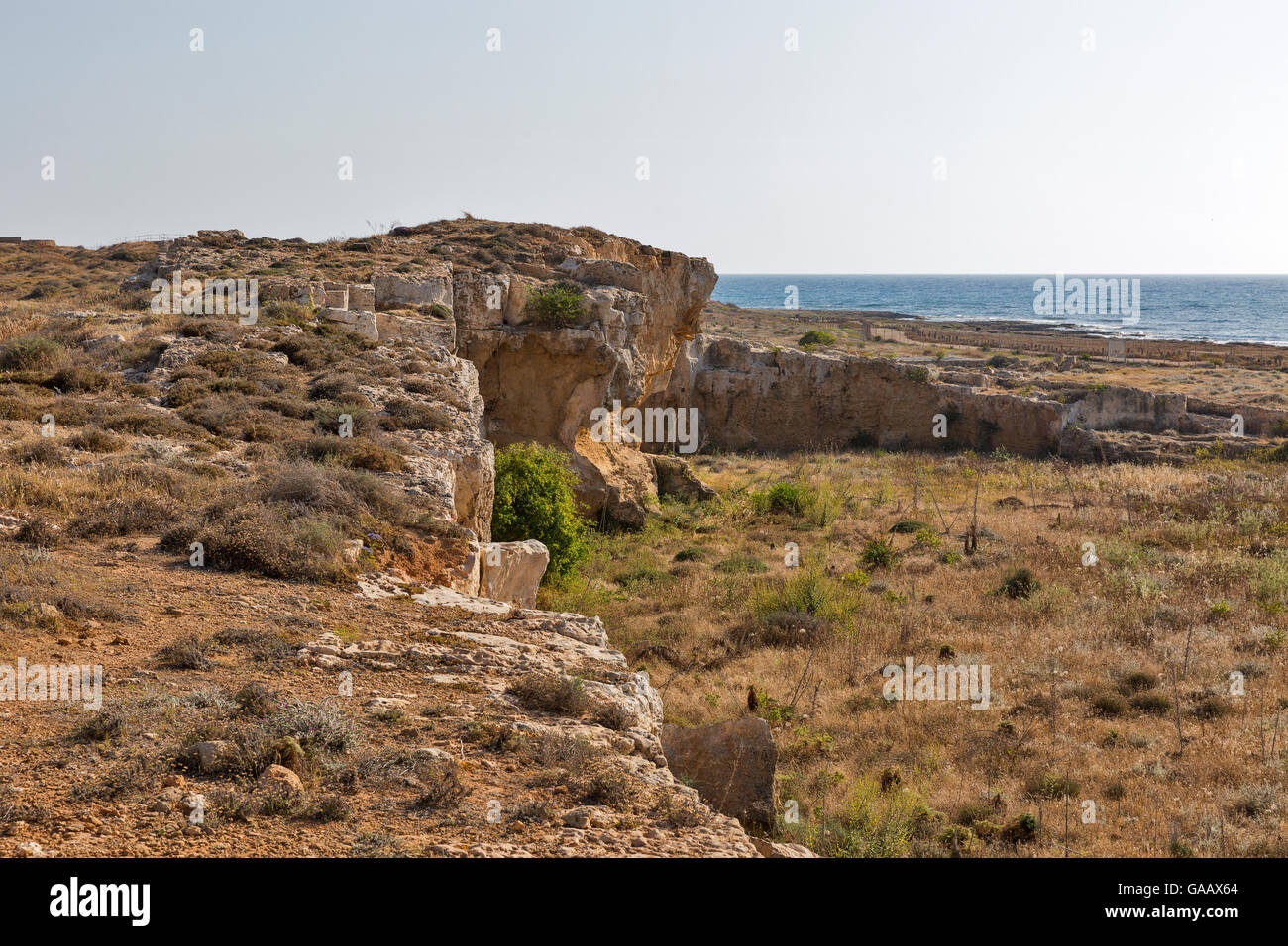 Antiche mura della città resti nelle tombe dei re antica necropoli del IV secolo A.C. Paphos, Cipro. Foto Stock